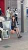 这动作好熟练啊！小姐姐穿着黑丝高跟坐在街边椅子上运球~