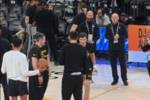 里夫斯脚踏拖鞋踩着Logo勾手命中 随后竖中指嘲讽一旁的东契奇