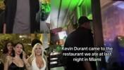 哇塞，小帅会玩啊！🙊美媒晒视频：杜兰特带一群辣妹一起吃饭