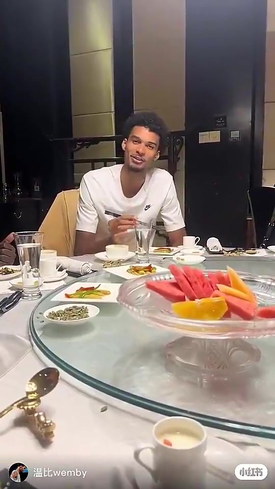 速速规划🎤文班在饭桌上曾开嗓秀中文，居然会唱一剪梅😲