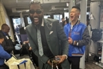 开怀大笑！记者晒香波特和林书豪入场观战尼克斯总决赛G3照